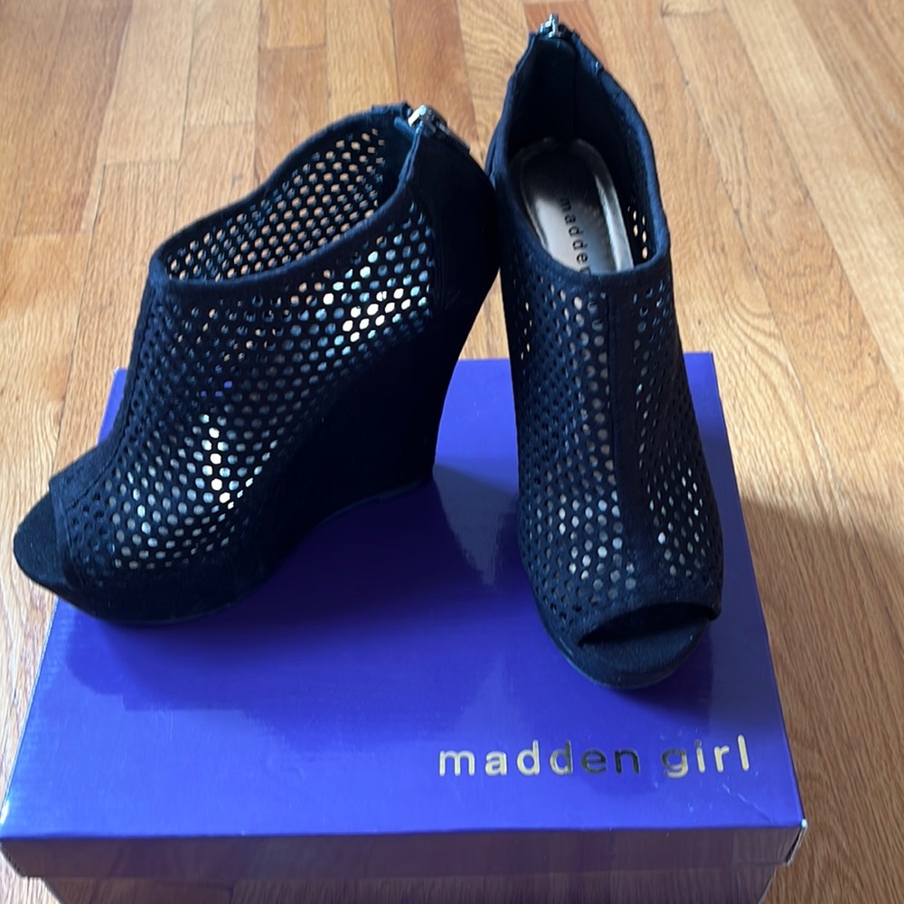 NWOT Steve Madden Girl black mesh platform wedge booties.